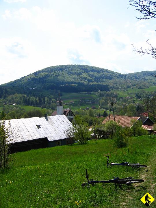 foto 054.jpg - Widok na kościół w Szymbarku i Miejską Górę w tle. Wstępnie zaplanowaliśmy, że odpuszczamy Magurę Małastowską i wrócimy do Ropy żółtym przez Miejską i Suchy Wierch.